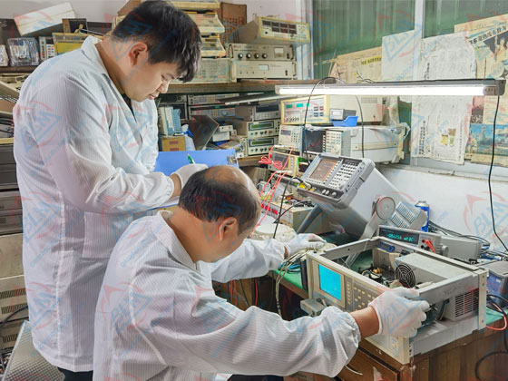 维修工程师正在维修图片